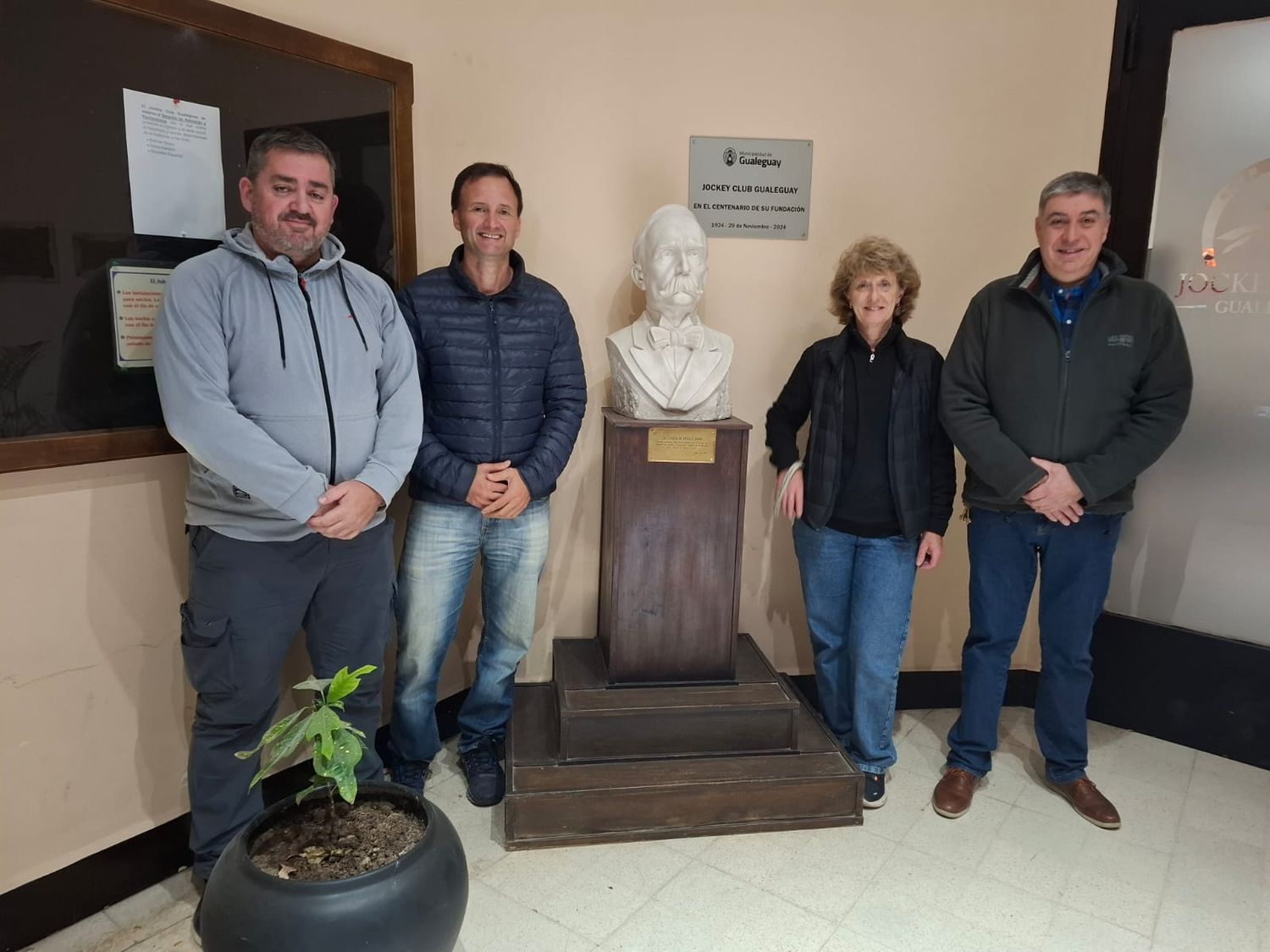 Miembros de la C. D. Nazareno Monzón, Víctor Cúneo, Patricia Firpo, Juan Beheran