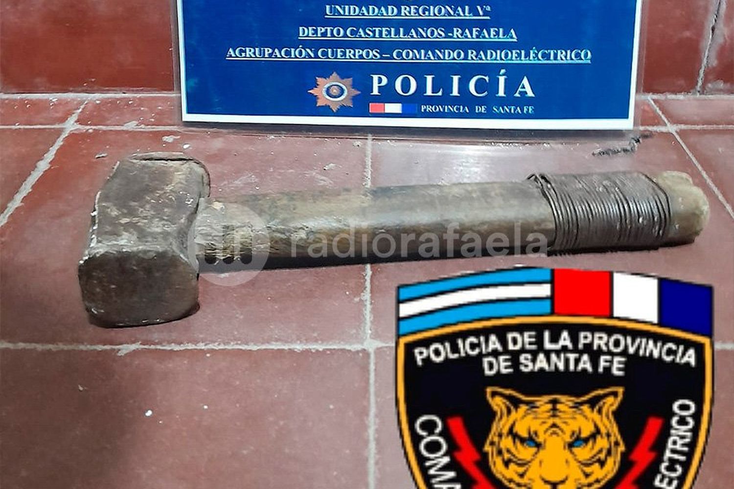 Discutió con su pareja y le “tumbó la puerta” de un mazazo: detenido