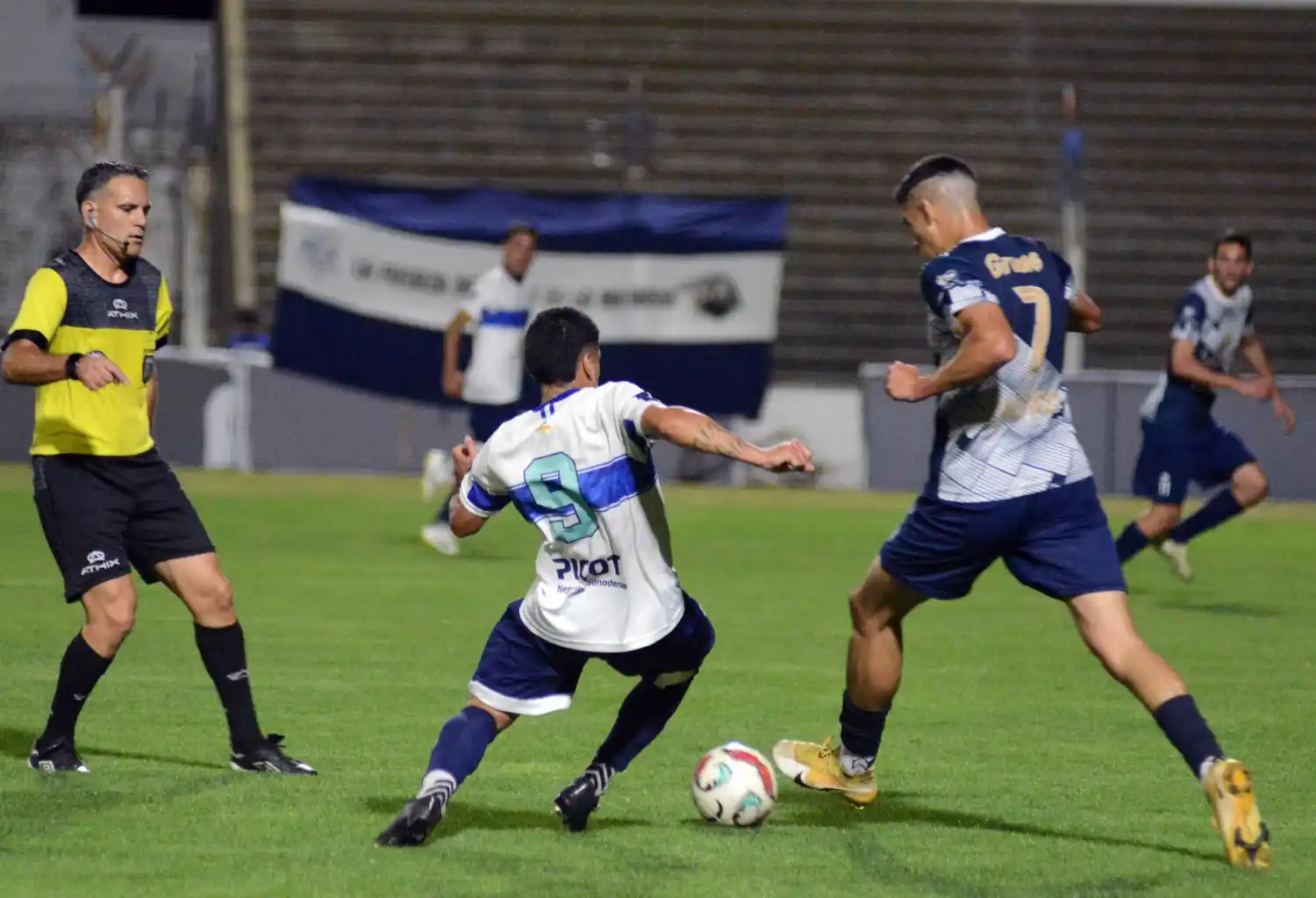 Braian Pérez (Gimnasia) y Segundo Pinto (Grupo), yendo por la pelota en el partido de semifinales.