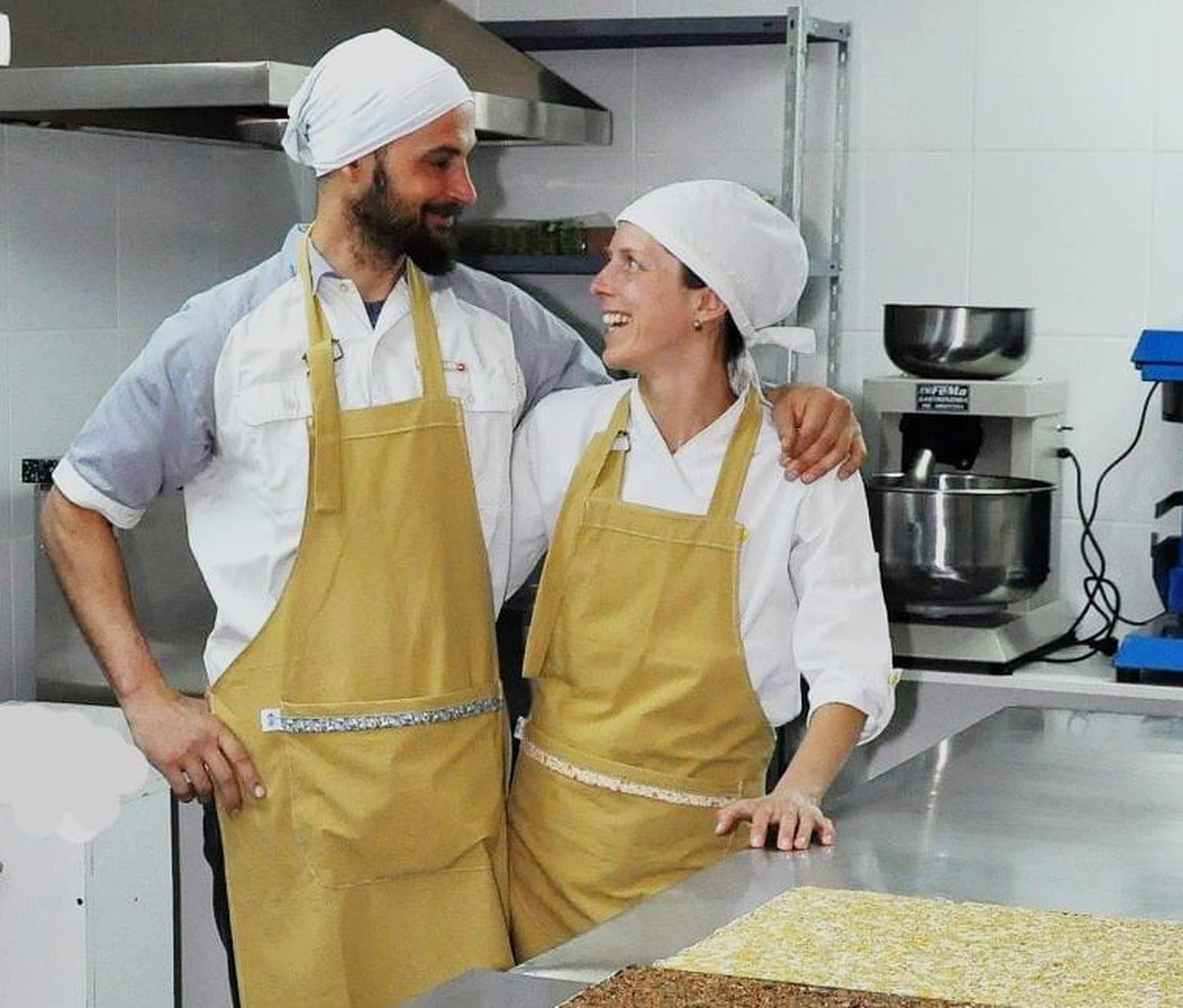 Simón y Ximena elaboran barras de cereal