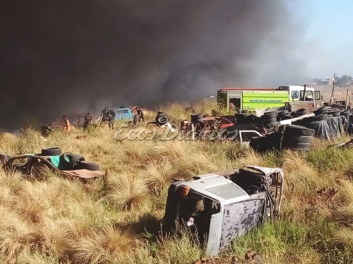 Voraz incendio en un predio de la calle 94 en Necochea