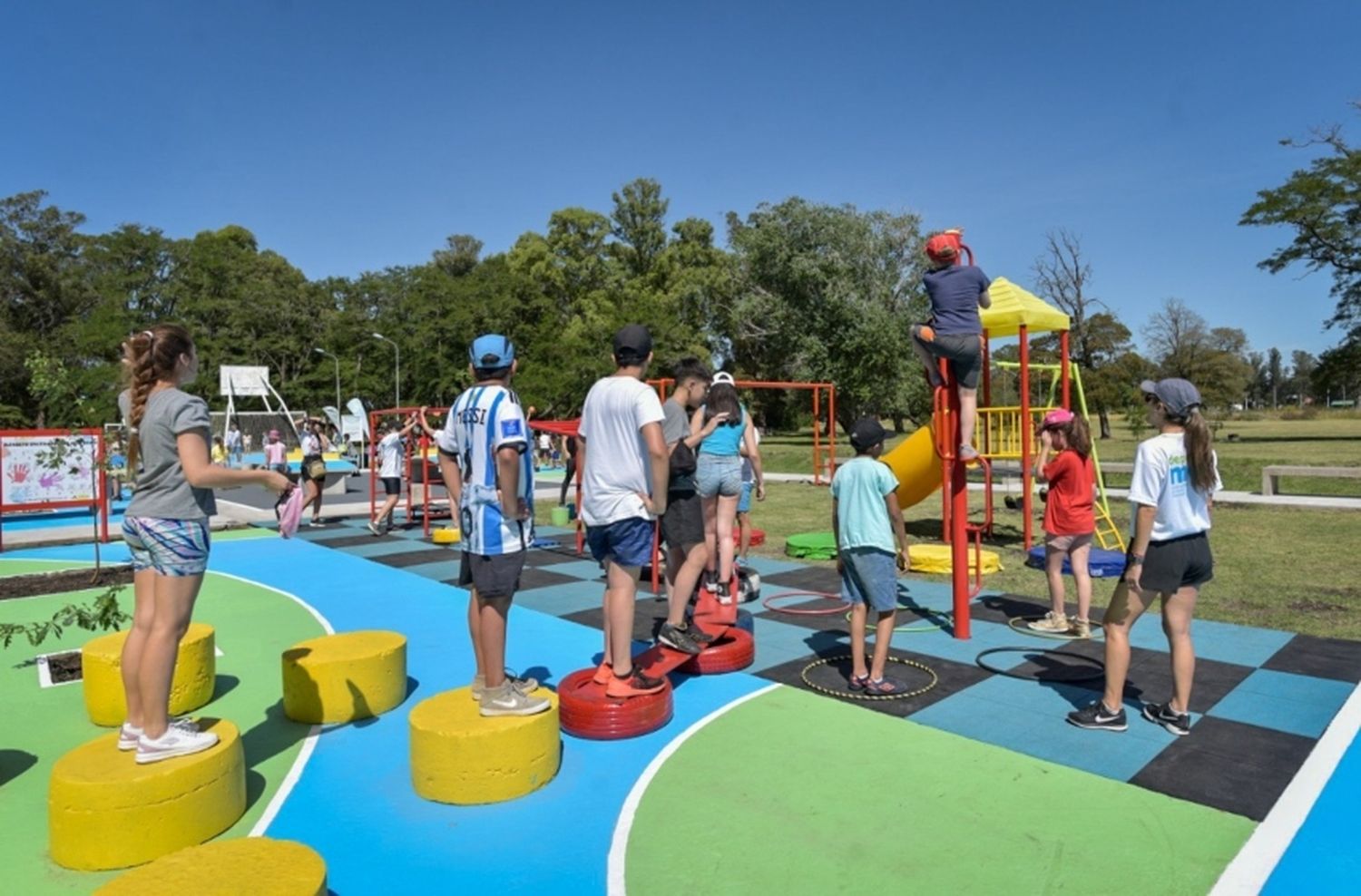 Se inauguró un Playón Multifuncional en Parque Camet