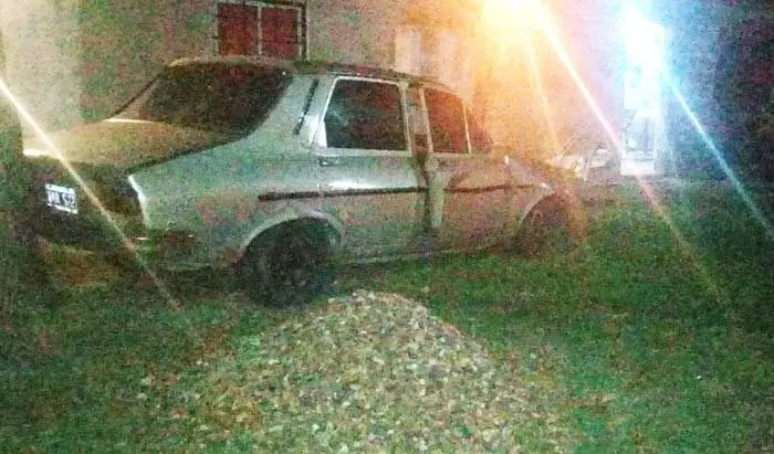 Vehículo chocó el frente  de una casa