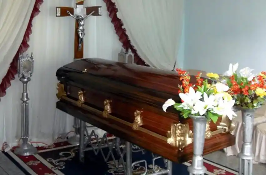 Dieron por muerta a una mujer y mientras la velaban se dieron cuenta que estaba viva
