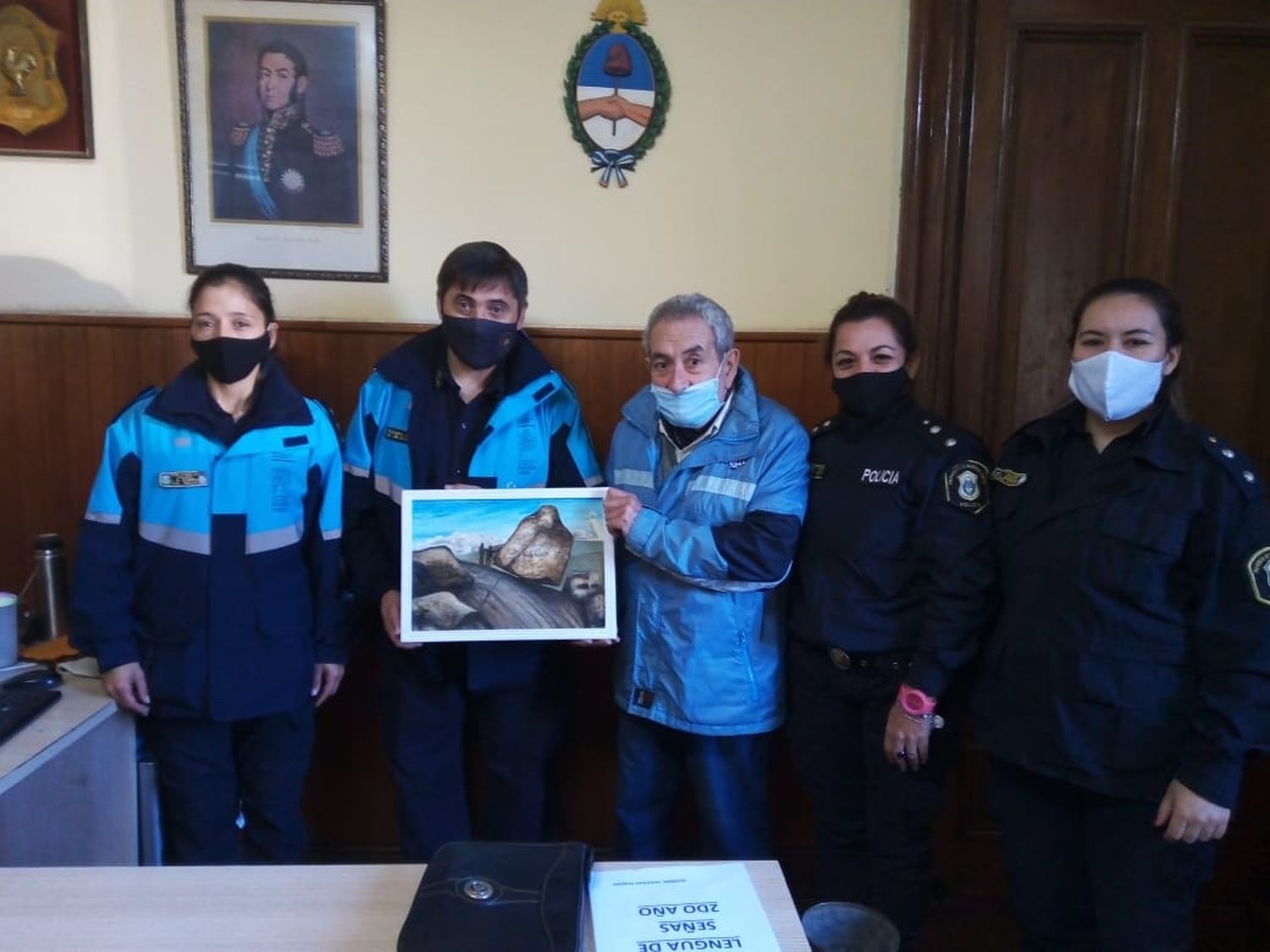 El artista Tirso homenajeó a los efectivos de la Comisaría Primera