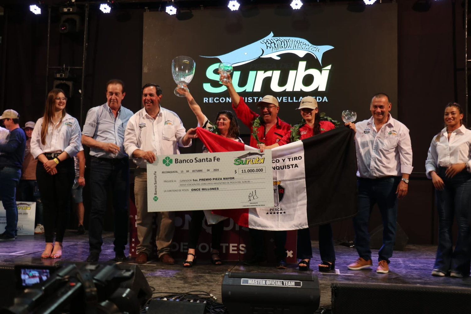 El intendente local entregó el premio a la ganadores por Pieza Mayor,
Josefina Itatí Aguirre (Reconquista), de las Peña “Atlético y Tiro”, que capturó un surubí de 90 cms y se llevó $ 11.000.000.