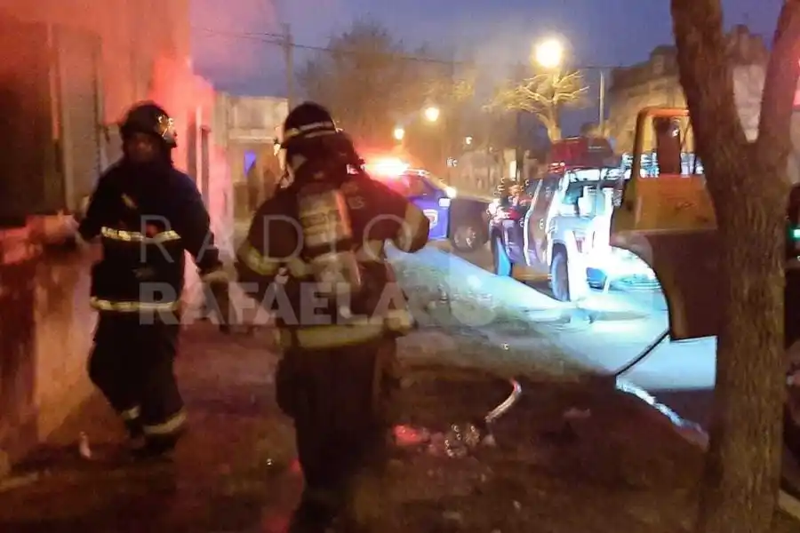 Una casa abandonada ardió completamente en llamas en el barrio Villa Rosas