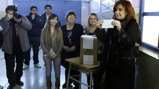 Votó Cristina y aseguró que "hubo una campaña sucia" contra el oficialismo