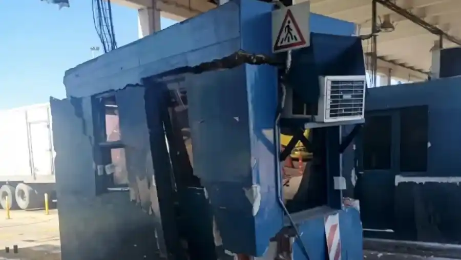 Un camión chocó contra una cabina de peaje en la autovía 14