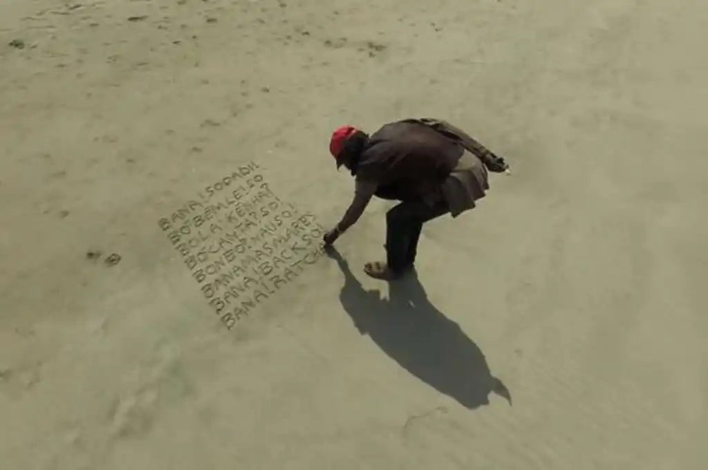 Misterio: el mensaje escrito en la arena que aparece en Google Street View