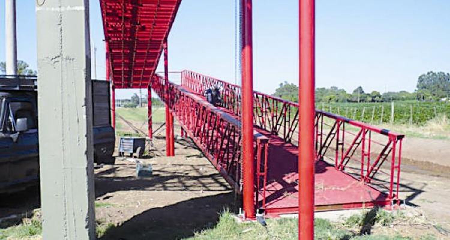 Culminó la colocación del puente peatonal