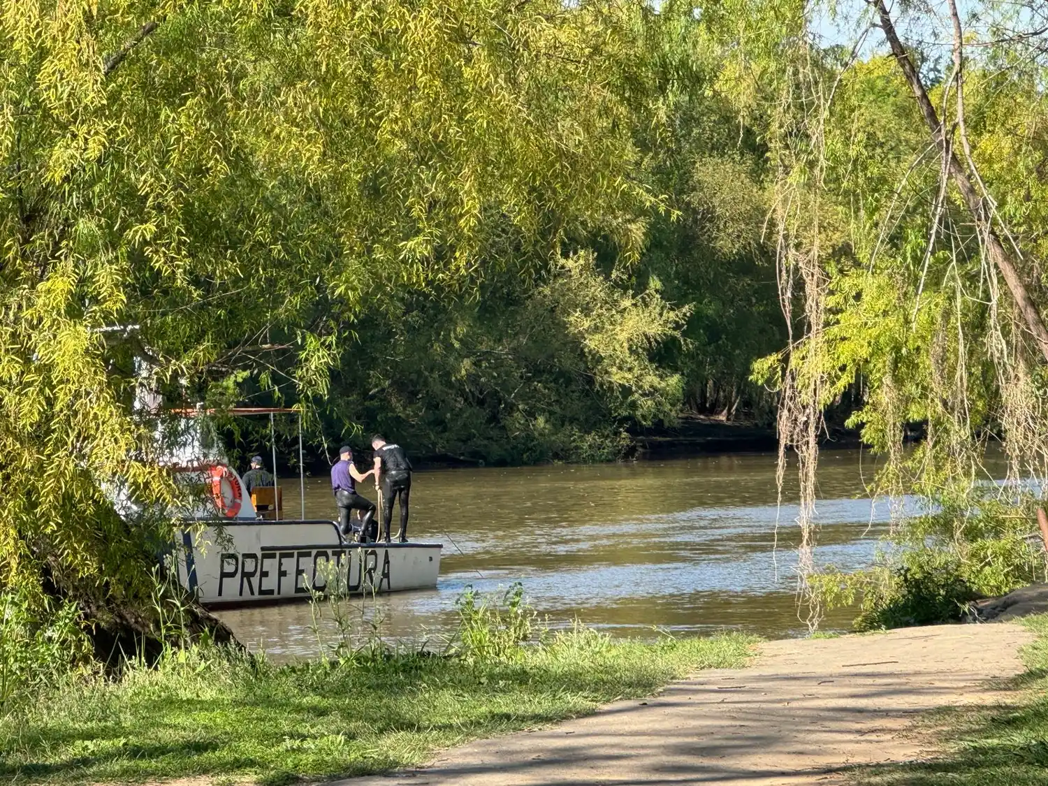 Buzos de Campana trabajaban en la búsqueda en el riacho.