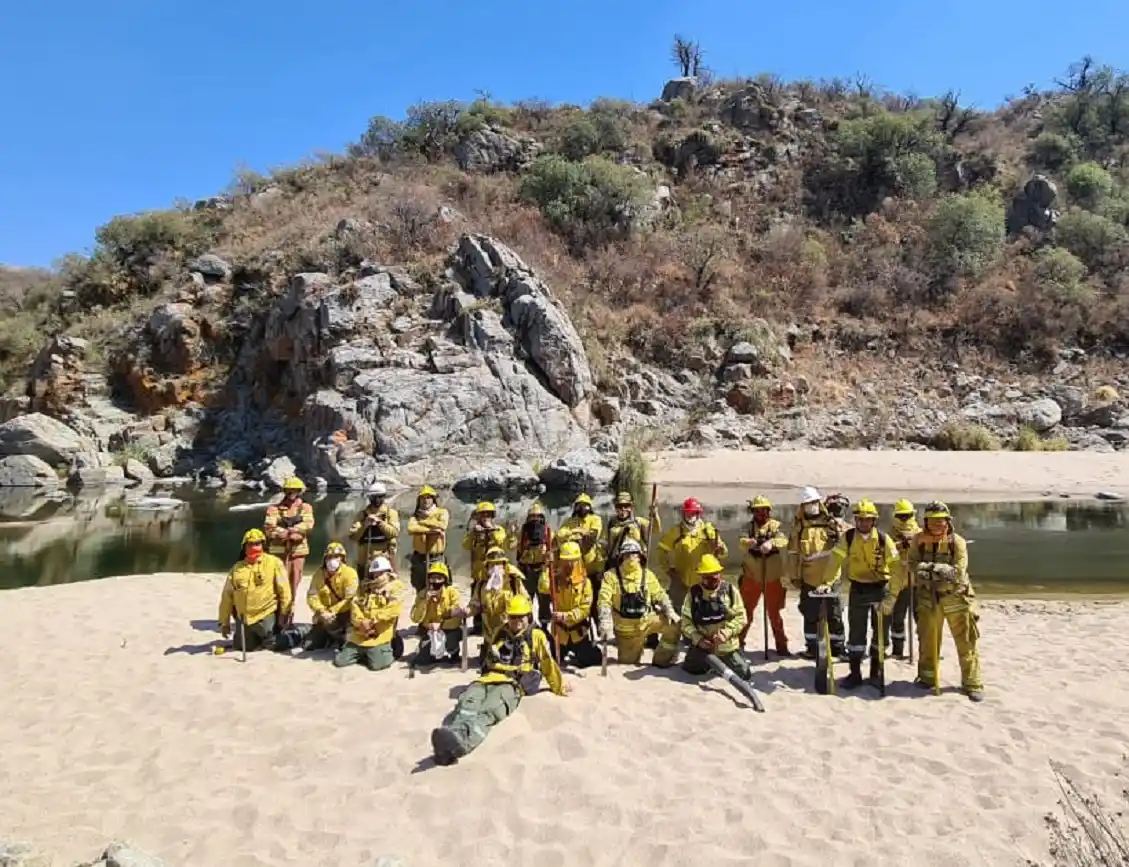 Los bomberos de la ciudad regresan luego de combatir el fuego en Córdoba
