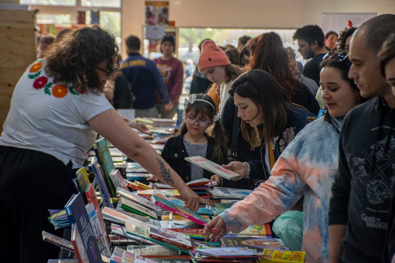 Gran afluencia de público acompaña la feria Paraná Lee que culmina este lunes