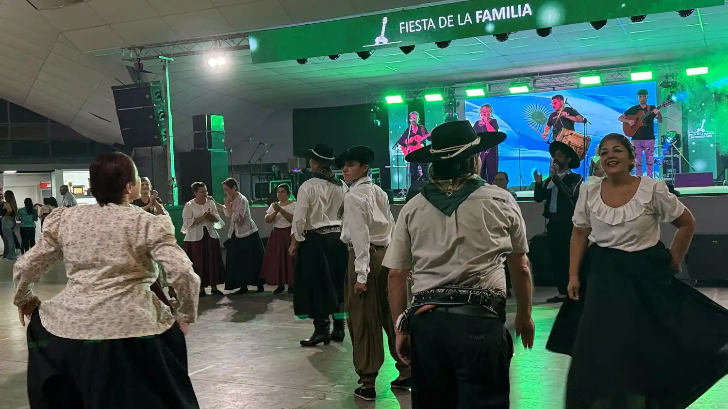 Pese a la lluvia, cientos de vecinos se congregaron en el Club Deportivo y Cultural para disfrutar de una noche llena de música.
