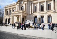 El Polo Obrero se movilizó al Municipio en reclamo por un bono de veinte mil pesos