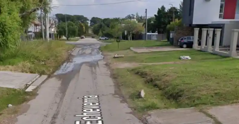 Maniataron a una empleada doméstica y se llevaron una cifra millonaria en dólares