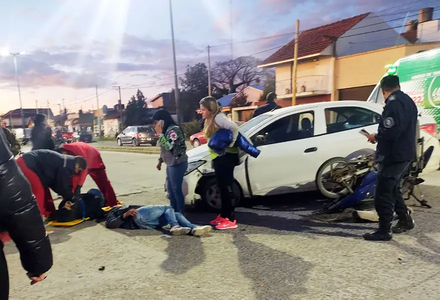Dos jóvenes con heridas graves al chocar la moto con un auto
