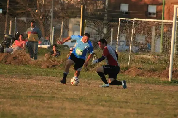 Divisional B: Isleños ganó en Larroque y recuperó la punta
