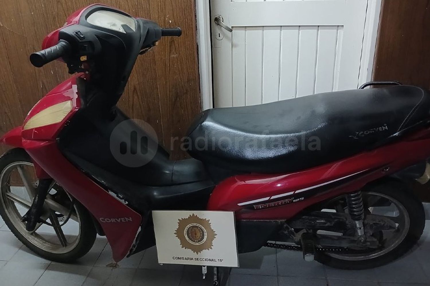 Se encontró con una moto ajena en el patio y la entregó a la policía: era robada