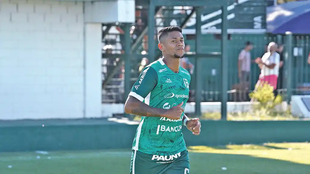 El titular indiscutido de la zaga central Brian Flores.