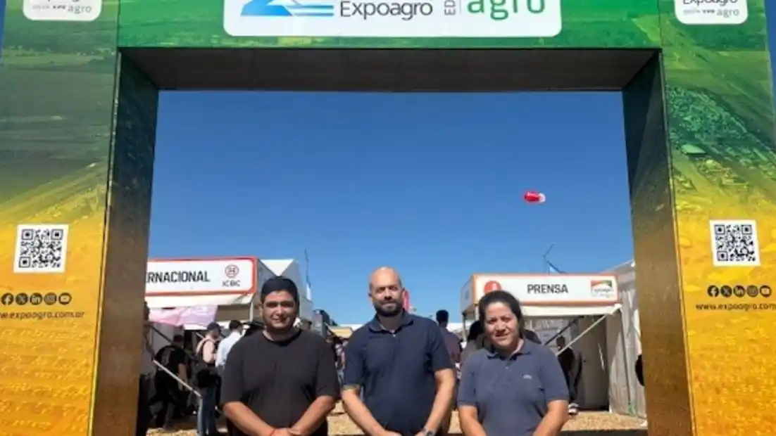 Los dirigentes del Movimiento Evita, Alejandro Gramasco, Jonathan Tea y Aana Duarte en Expoagro.