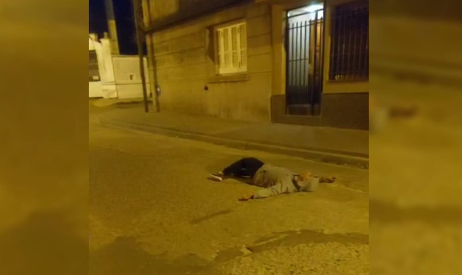 El inesperado final del joven que estaba tirado en medio de la calle ...