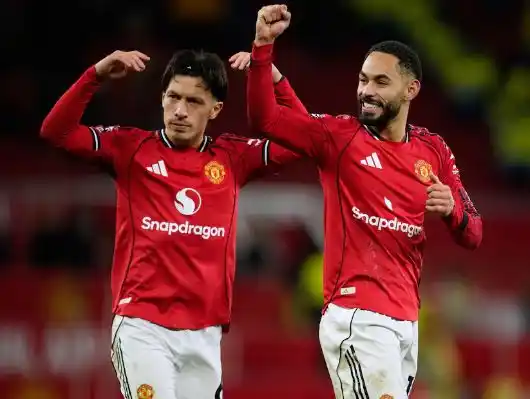 Lisandro Martínez volvió a ser titular tras 10 meses en la victoria del Manchester United al Newcastle por la Premier League