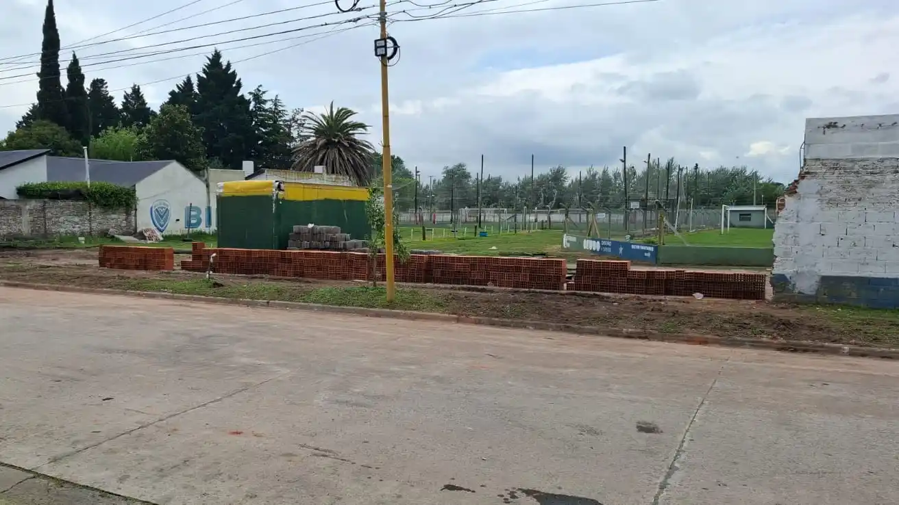 Un sector amplio del paredón se cayó. El daño se produjo cuando el viento dio vuelta un tinglado el jueves por la tarde