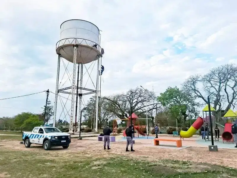 Una mujer intentó tirarse desde
un tanque de agua en Las Lomitas