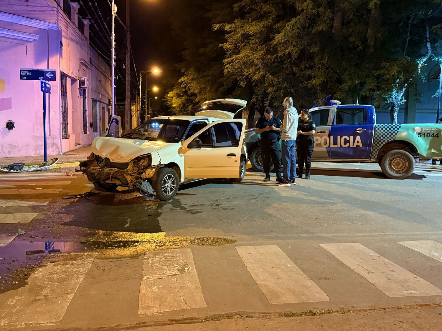 Un auto y una camioneta colisionaron en la esquina de Mitre y 9 de Julio