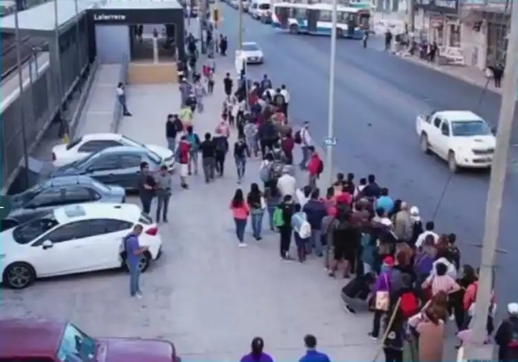 El Gobierno no pudo evitar el paro de trenes y las terminales de colectivos son un infierno en toda la Provincia