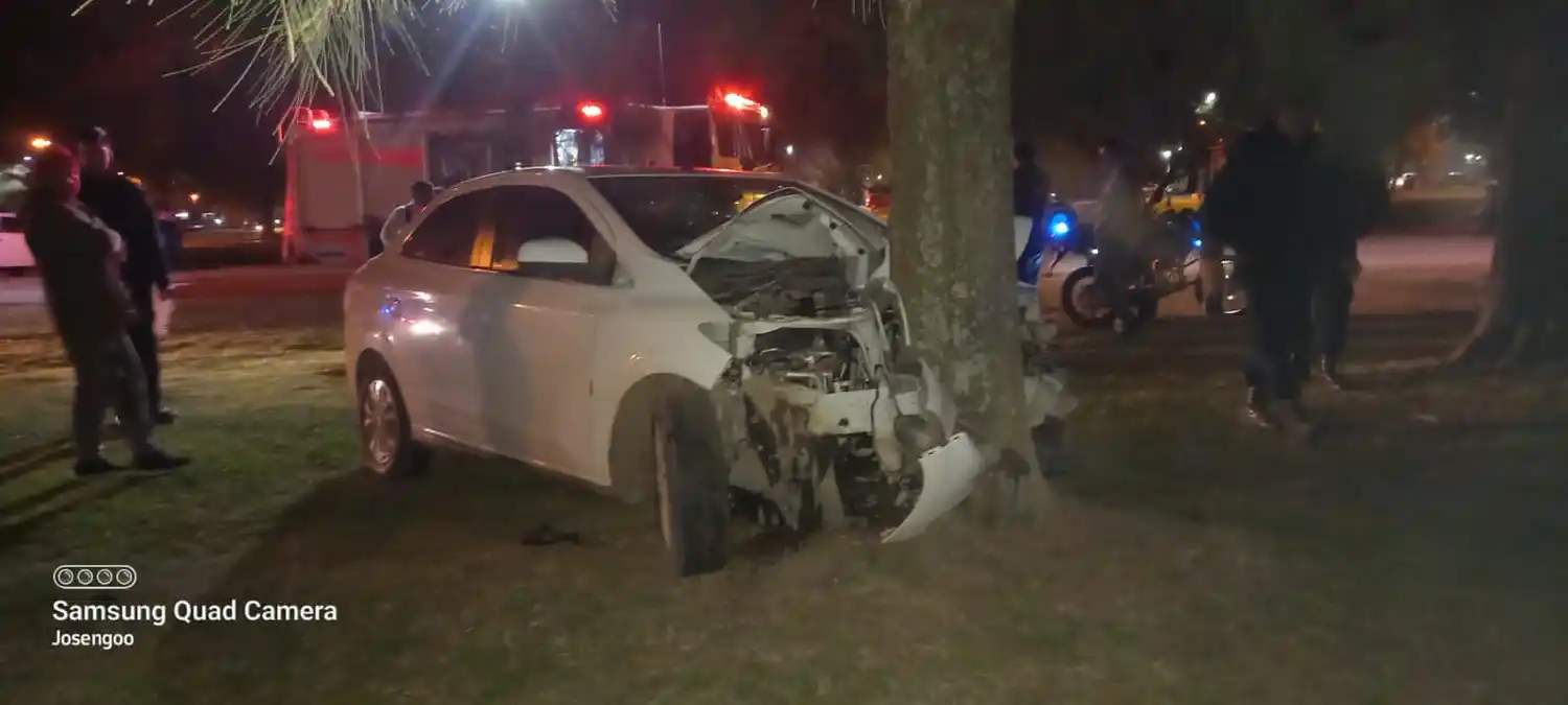 Un auto chocó en costanera: 3 heridos