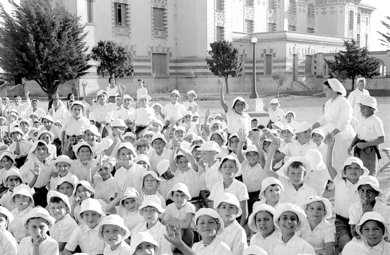 Disfrute. De uno de los contingentes de niños en la colonia Raimondi