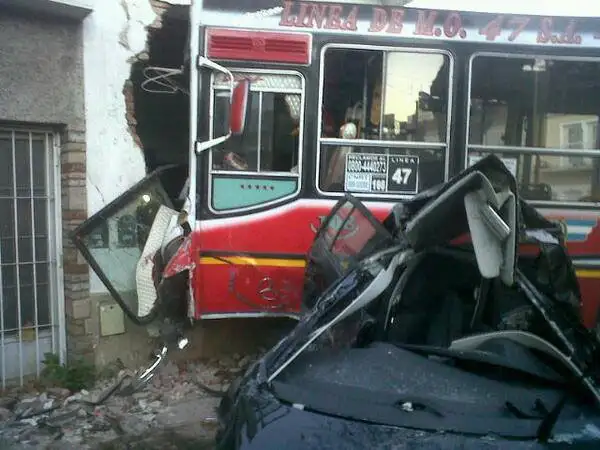 Colectivo se incrustó en una vivienda de Villa Luro