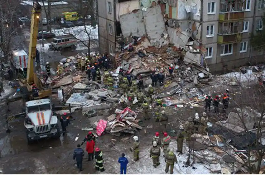 Rescataron a un bebé vivo entre los escombros de un edificio destruido por una explosión de gas