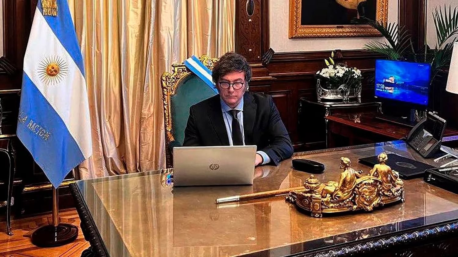 El Presidente pospuso para esta noche la cadena nacional para explicar el DNU