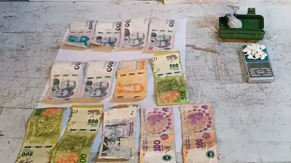 Lo atraparon tras escapar en una moto robada: llevaba droga entre sus pertenencias