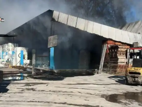 Se incendió un corralón de La Plata y un sereno tuvo que ser rescatado por los bomberos