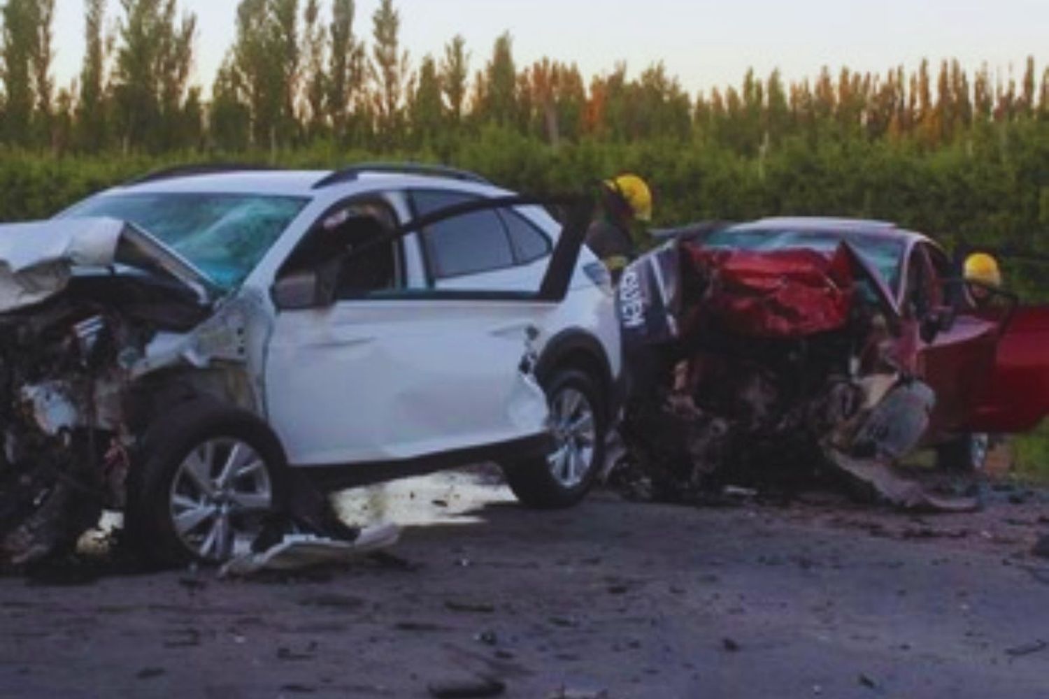 Fuentes policiales informaron que ninguna de las personas involucradas en el accidente llevaba puesto el cinturón de seguridad al momento del choque.