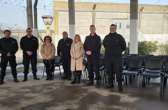 Presos de Batán reacondicionaron sillas de la Facultad de Ciencias Económicas y Sociales