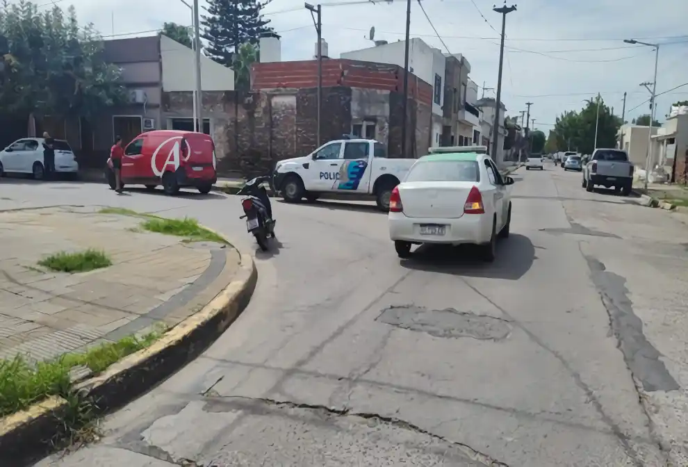 La motociclista de 28 años fue sufrió heridas leves y fue llevada a la Guardia.