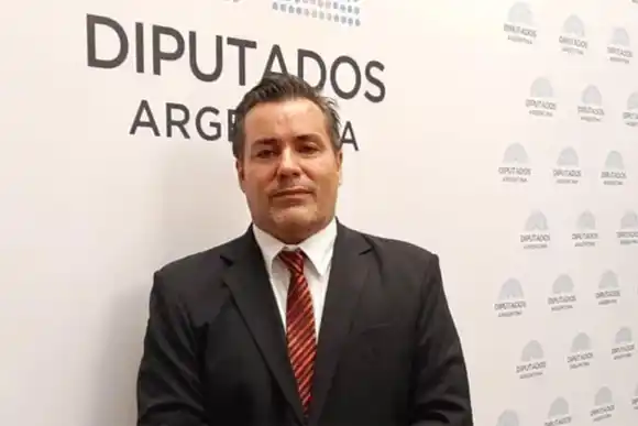 Un mes de prisión para el diputado que besó los senos de su pareja durante una sesión