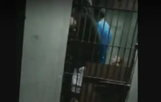 Se filtró el video de los familiares visitando a los rugbiers en la comisaría primera de Pinamar