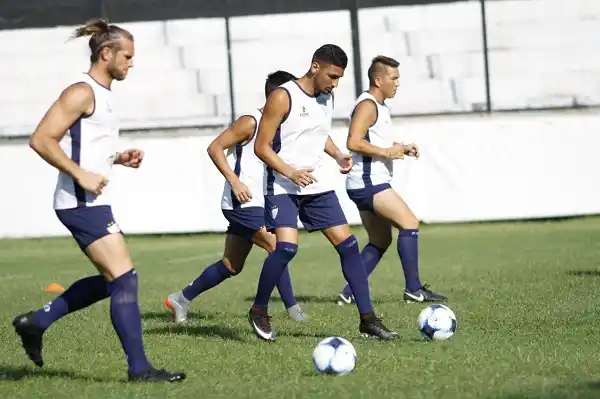 Juventud hace una práctica de fútbol entre titulares y suplentes