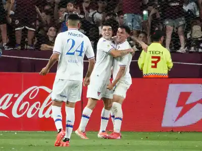 Romero festeja el gol de la victoria con sus compañeros.