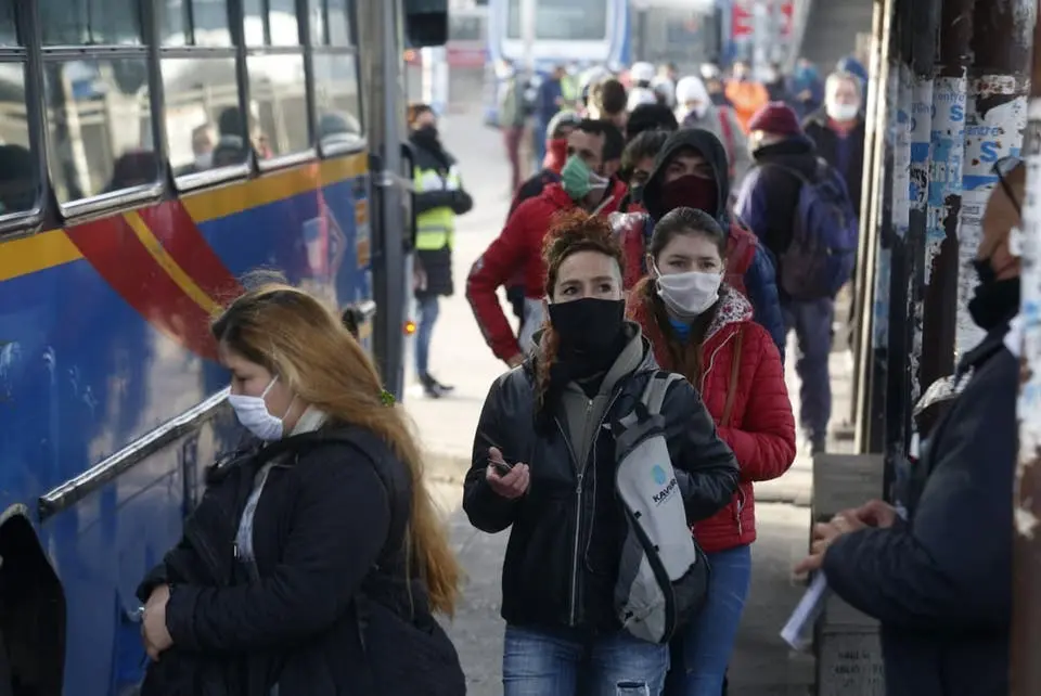El Tren Sarmiento suspende el servicio por protocolo Covid-19: De qué estaciones salen los 10 micros del Gobierno