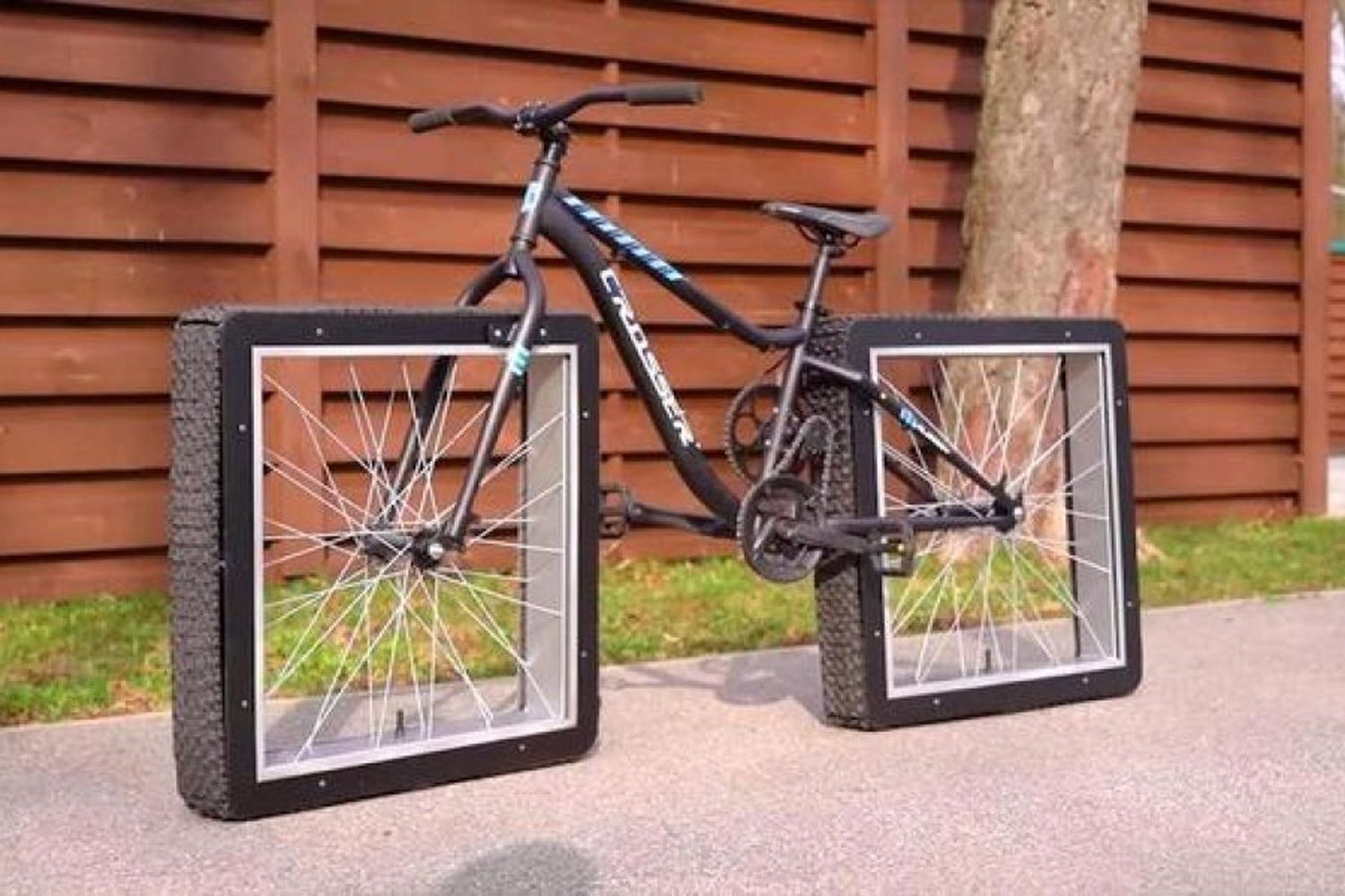 Presentan una nueva bicicleta con ruedas cuadradas que, sorprendentemente, funciona