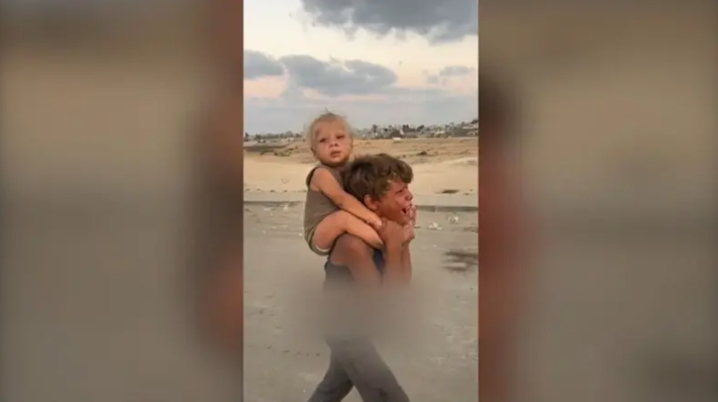 La imagen que recorre el mundo, un niño palestino cargando a su hermanito tras ser desplazado en Gaza