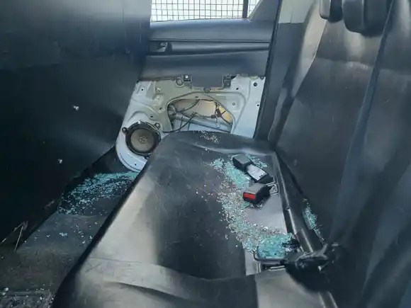 Barrio Hipódromo: lo detuvieron por golpear a su pareja y rompió el vidrio del patrullero